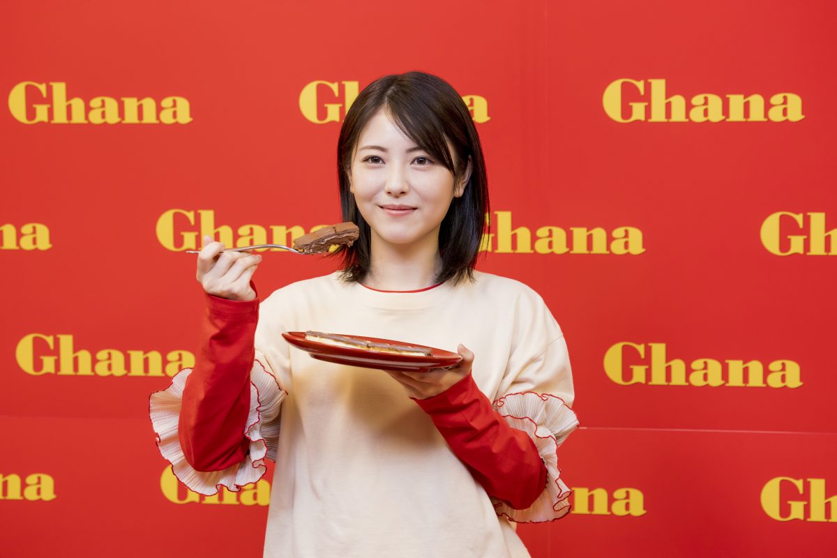 「大きな口で、がぶっといっちゃって。」浜辺美波が幸せあふれる表情でガーナのアガる口どけを堪能！