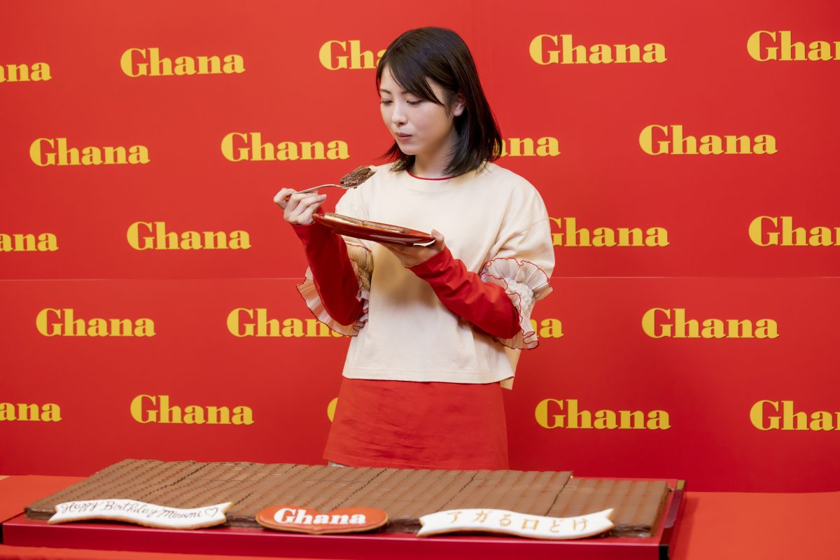 「大きな口で、がぶっといっちゃって。」浜辺美波が幸せあふれる表情でガーナのアガる口どけを堪能！