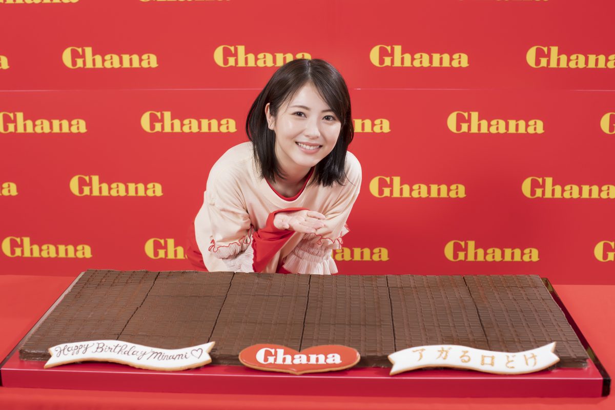 「大きな口で、がぶっといっちゃって。」浜辺美波が幸せあふれる表情でガーナのアガる口どけを堪能！