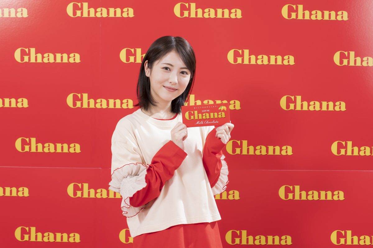 「大きな口で、がぶっといっちゃって。」浜辺美波が幸せあふれる表情でガーナのアガる口どけを堪能！