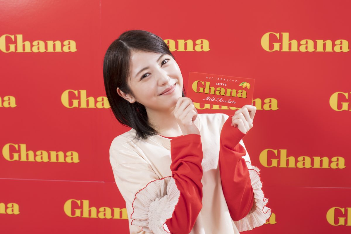 「大きな口で、がぶっといっちゃって。」浜辺美波が幸せあふれる表情でガーナのアガる口どけを堪能！