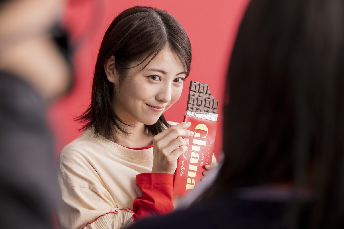 「大きな口で、がぶっといっちゃって。」浜辺美波が幸せあふれる表情でガーナのアガる口どけを堪能！
