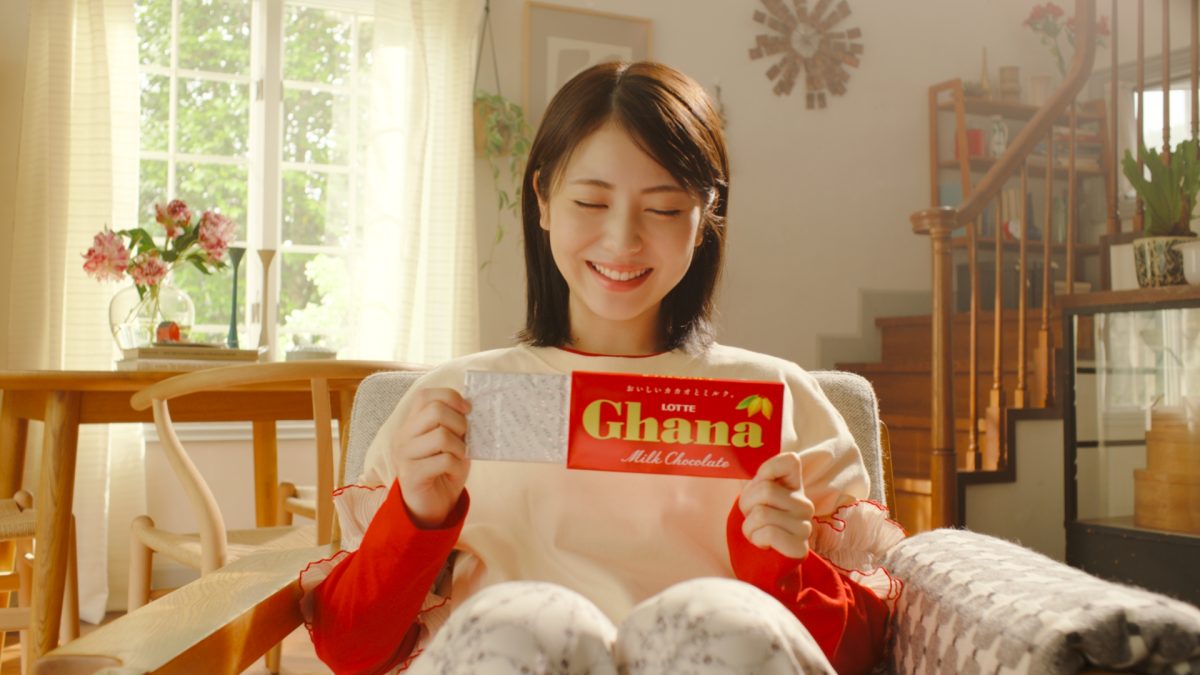 「大きな口で、がぶっといっちゃって。」浜辺美波が幸せあふれる表情でガーナのアガる口どけを堪能！