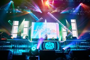ヒプマイ 初のディビジョン別ライブ開幕！ 青い炎に包まれたヨコハマ・ディビジョン公演 初日レポートが到着！