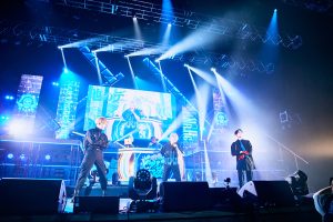 ヒプマイ 初のディビジョン別ライブ開幕！ 青い炎に包まれたヨコハマ・ディビジョン公演 初日レポートが到着！