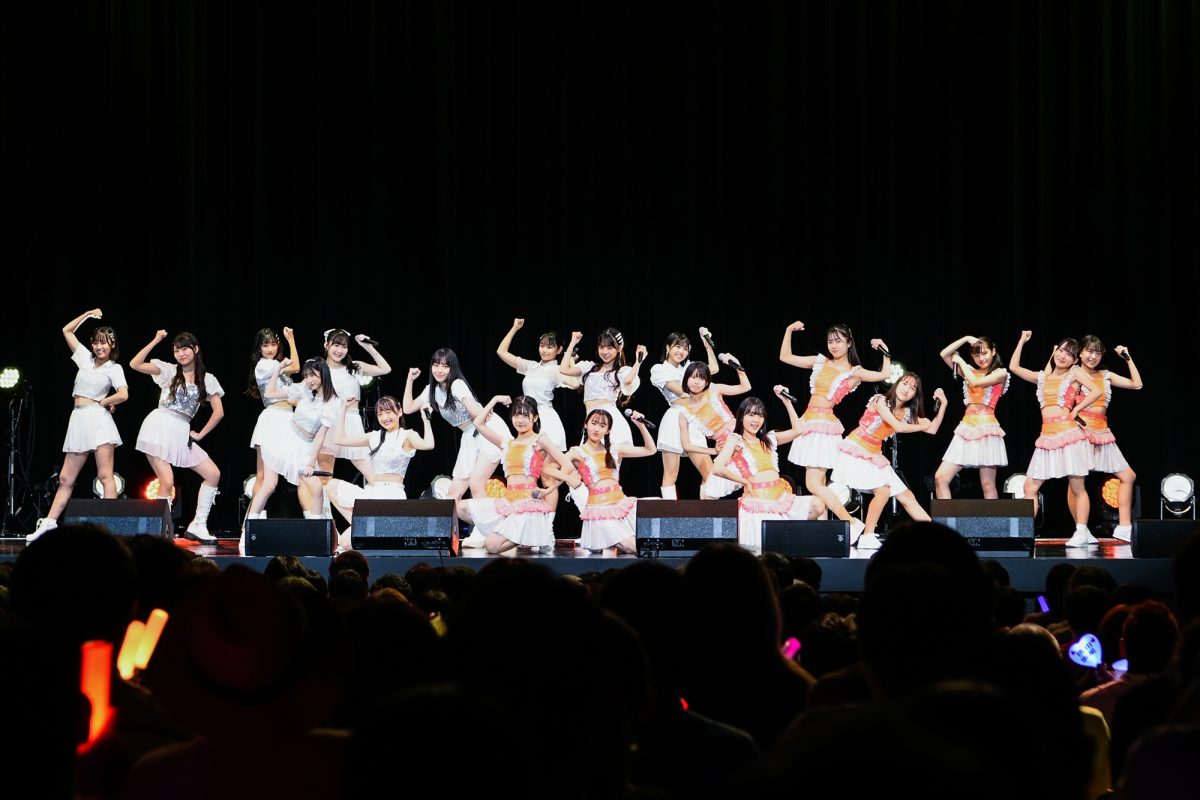 ハロプロ研修生 8月加入の下井谷幸穂と上村麗菜が初ステージ！ モーニング娘。の“いつもとおんなじ制服で”を堂々としたパフォーマンスで披露！