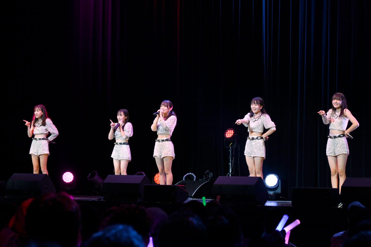 ハロプロ研修生 8月加入の下井谷幸穂と上村麗菜が初ステージ！ モーニング娘。の“いつもとおんなじ制服で”を堂々としたパフォーマンスで披露！