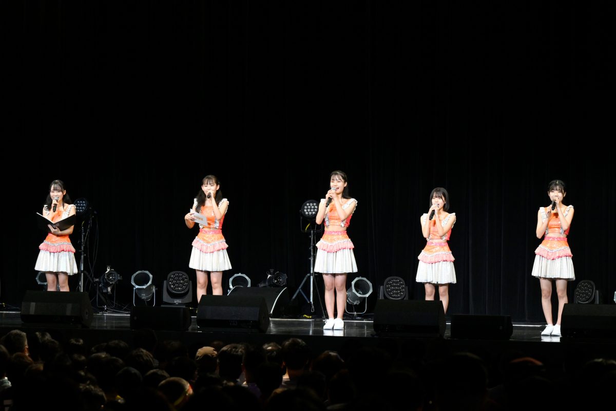 ハロプロ研修生 8月加入の下井谷幸穂と上村麗菜が初ステージ！ モーニング娘。の“いつもとおんなじ制服で”を堂々としたパフォーマンスで披露！