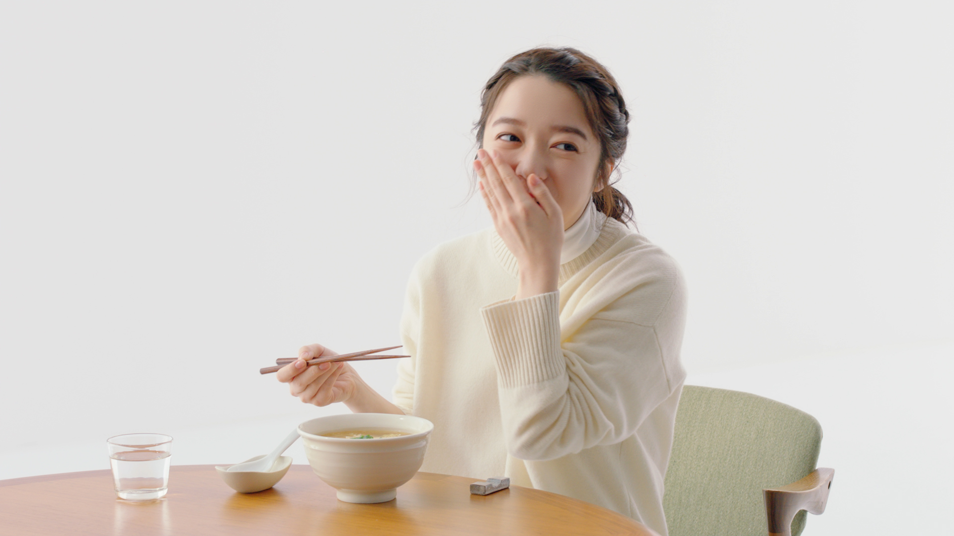 キッコーマン 大豆麺 シリーズ新ｃｍ公開 大豆麺を夢中で食べ続ける 上白石萌音の素の表情に注目 日刊エンタメクリップ