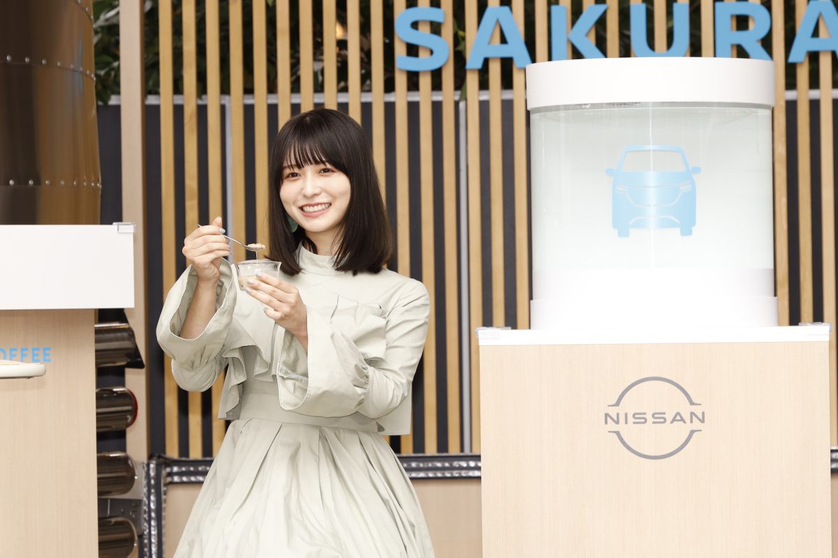 サステナブルなコラボ限定フードのおいしさに思わず笑顔!廃棄となったブルーベリーで染めた衣装で、女優・タレントとして活躍する長濱ねるがオープン記念イベントに登場! 2 サステナブルなコラボ限定フードのおいしさに思わず笑顔!廃棄となったブルーベリーで染めた衣装で、女優・タレントとして活躍する長濱ねるがオープン記念イベントに登場!