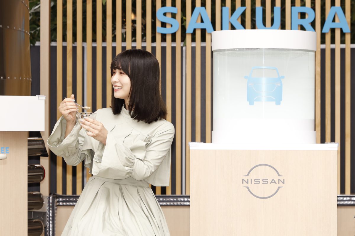 サステナブルなコラボ限定フードのおいしさに思わず笑顔!廃棄となったブルーベリーで染めた衣装で、女優・タレントとして活躍する長濱ねるがオープン記念イベントに登場! 13 サステナブルなコラボ限定フードのおいしさに思わず笑顔!廃棄となったブルーベリーで染めた衣装で、女優・タレントとして活躍する長濱ねるがオープン記念イベントに登場!