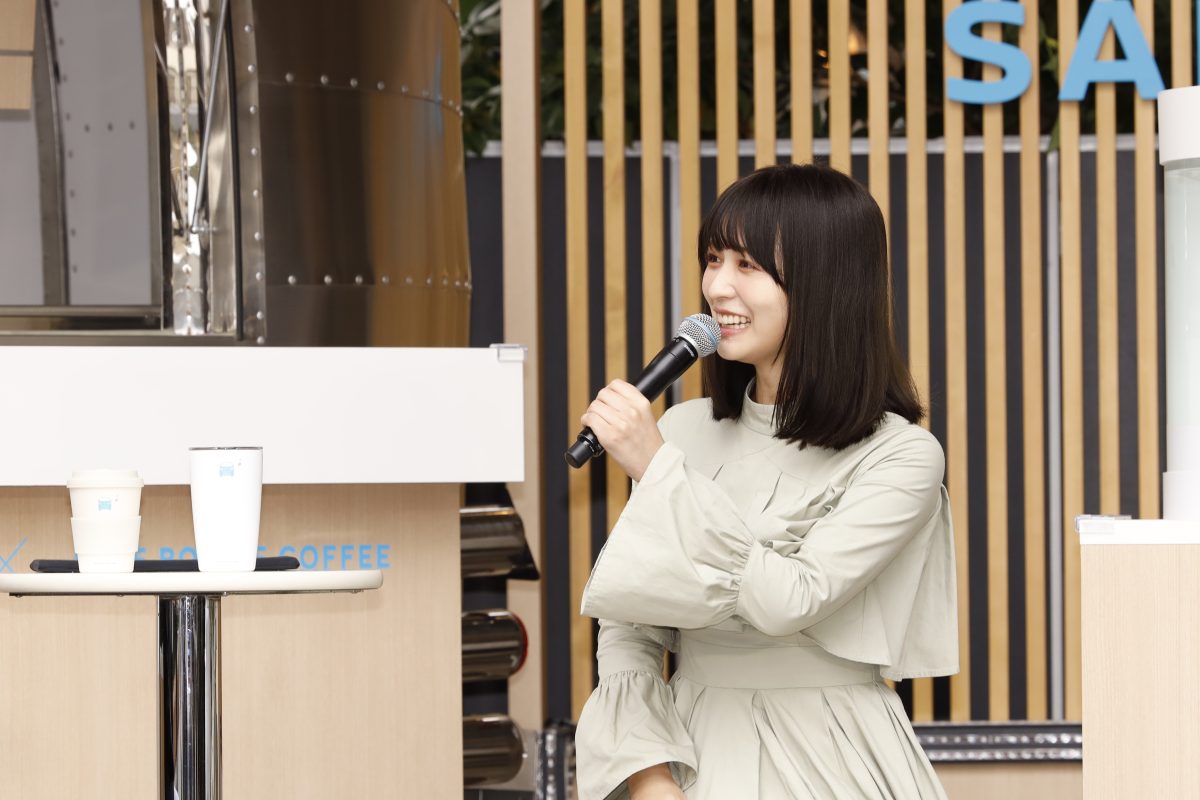 サステナブルなコラボ限定フードのおいしさに思わず笑顔!廃棄となったブルーベリーで染めた衣装で、女優・タレントとして活躍する長濱ねるがオープン記念イベントに登場! 15 サステナブルなコラボ限定フードのおいしさに思わず笑顔!廃棄となったブルーベリーで染めた衣装で、女優・タレントとして活躍する長濱ねるがオープン記念イベントに登場!