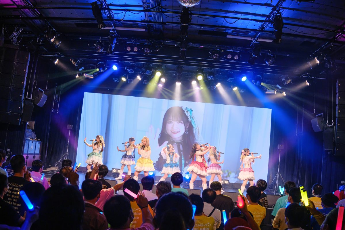 READY TO KISS。9執念(周年)公演を開催。傷なんて隠してしまえばいい。そのたびに、新しい魅力を見せてきたからこそ、今もたくさんの人たちの支持を得るグループとして歩み続けているのだから。