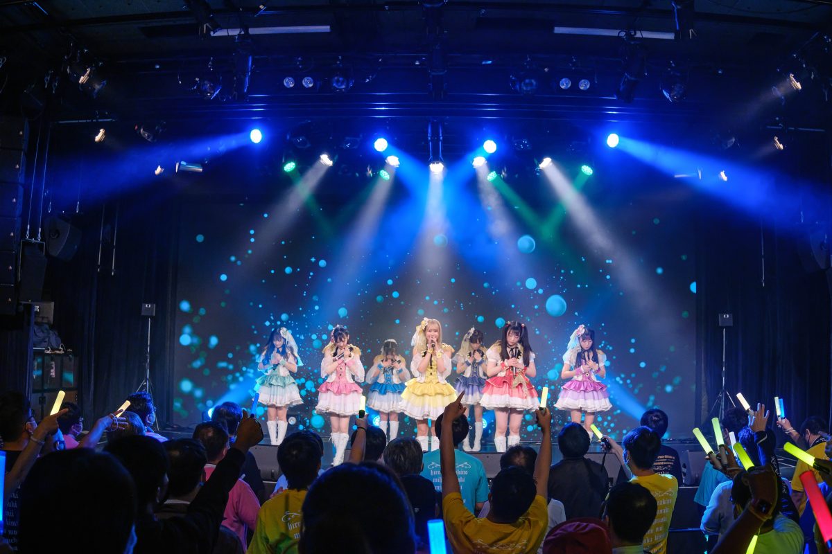 READY TO KISS。9執念(周年)公演を開催。傷なんて隠してしまえばいい。そのたびに、新しい魅力を見せてきたからこそ、今もたくさんの人たちの支持を得るグループとして歩み続けているのだから。