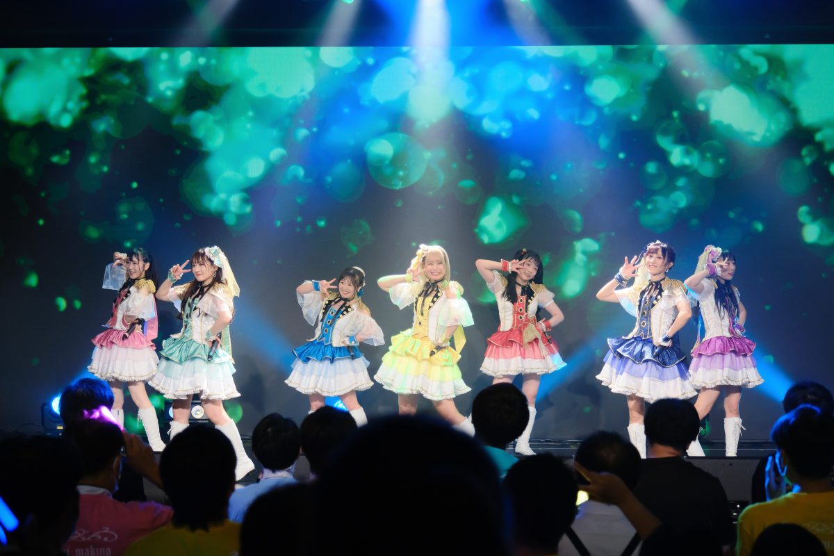 READY TO KISS。9執念(周年)公演を開催。傷なんて隠してしまえばいい。そのたびに、新しい魅力を見せてきたからこそ、今もたくさんの人たちの支持を得るグループとして歩み続けているのだから。