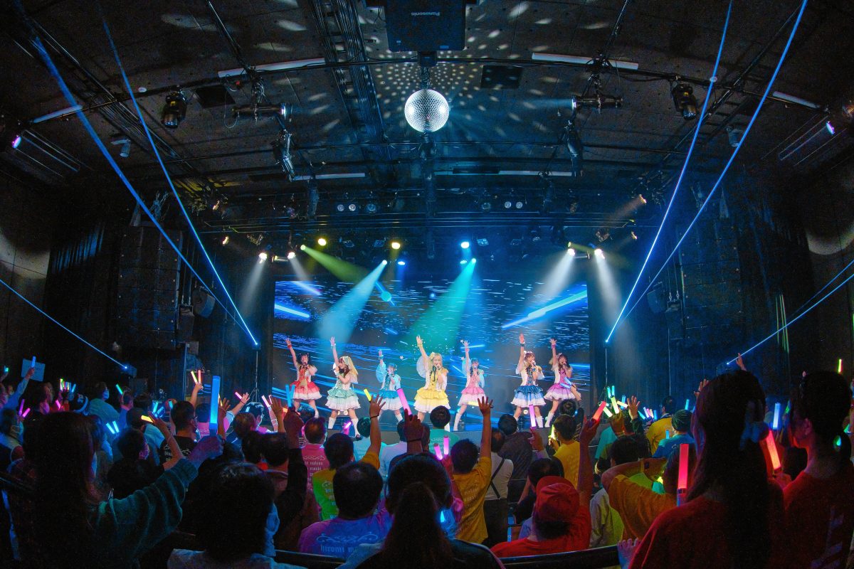 READY TO KISS。9執念(周年)公演を開催。傷なんて隠してしまえばいい。そのたびに、新しい魅力を見せてきたからこそ、今もたくさんの人たちの支持を得るグループとして歩み続けているのだから。