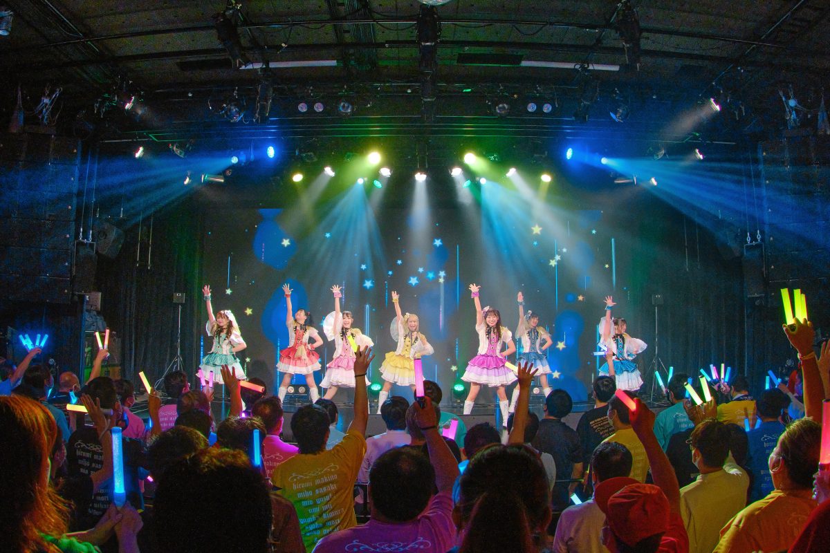 READY TO KISS。9執念(周年)公演を開催。傷なんて隠してしまえばいい。そのたびに、新しい魅力を見せてきたからこそ、今もたくさんの人たちの支持を得るグループとして歩み続けているのだから。