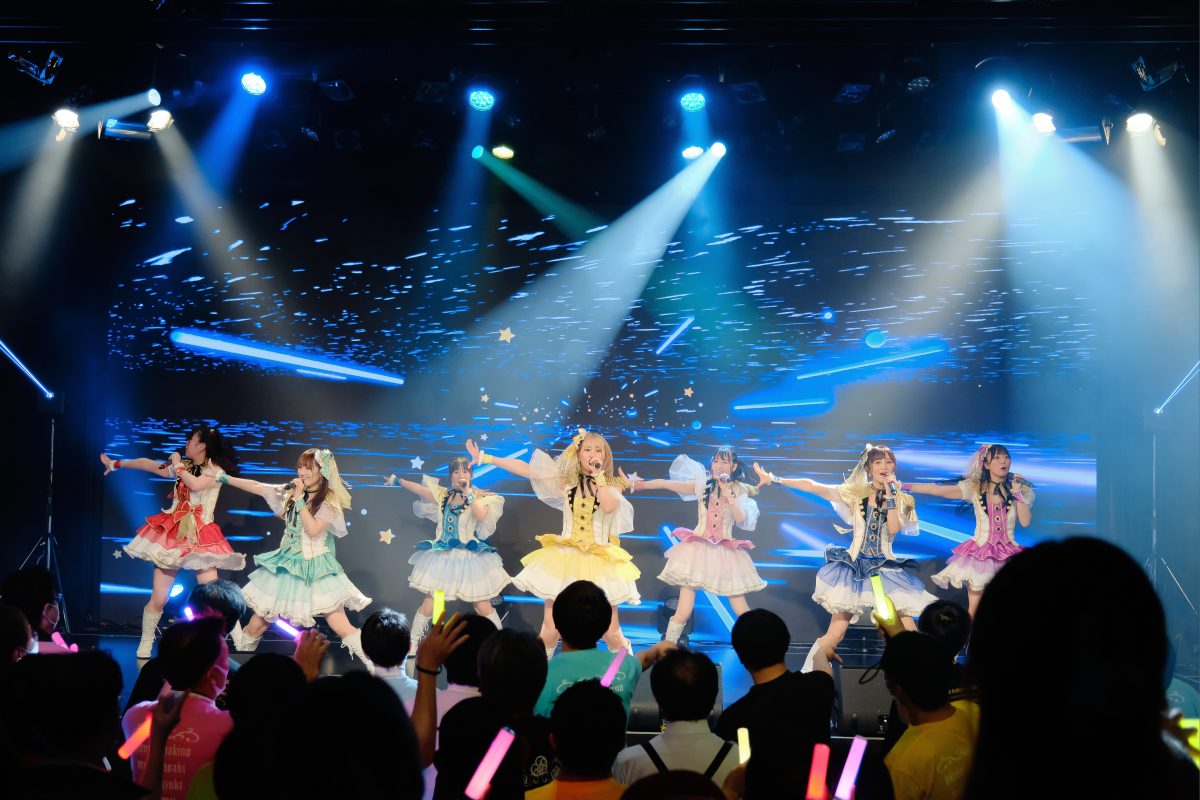 READY TO KISS。9執念(周年)公演を開催。傷なんて隠してしまえばいい。そのたびに、新しい魅力を見せてきたからこそ、今もたくさんの人たちの支持を得るグループとして歩み続けているのだから。