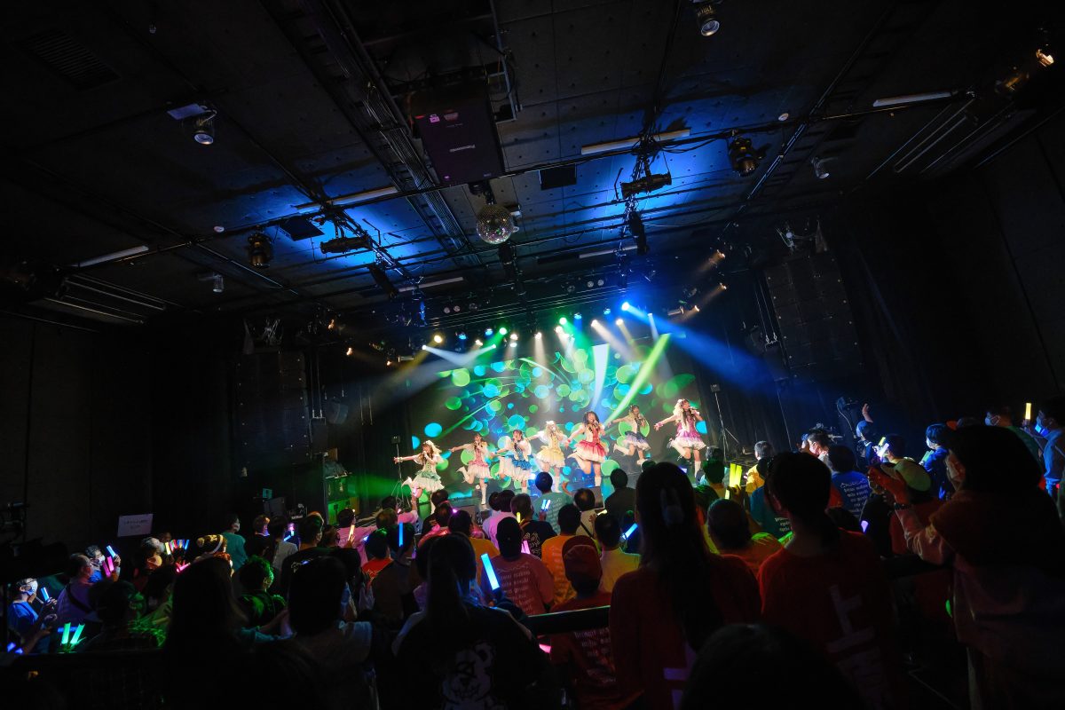 READY TO KISS。9執念(周年)公演を開催。傷なんて隠してしまえばいい。そのたびに、新しい魅力を見せてきたからこそ、今もたくさんの人たちの支持を得るグループとして歩み続けているのだから。