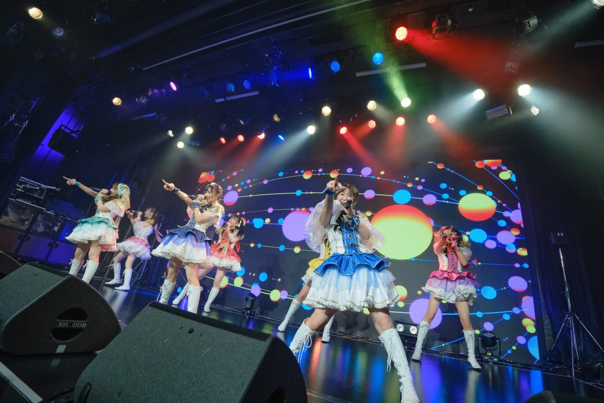 READY TO KISS。9執念(周年)公演を開催。傷なんて隠してしまえばいい。そのたびに、新しい魅力を見せてきたからこそ、今もたくさんの人たちの支持を得るグループとして歩み続けているのだから。