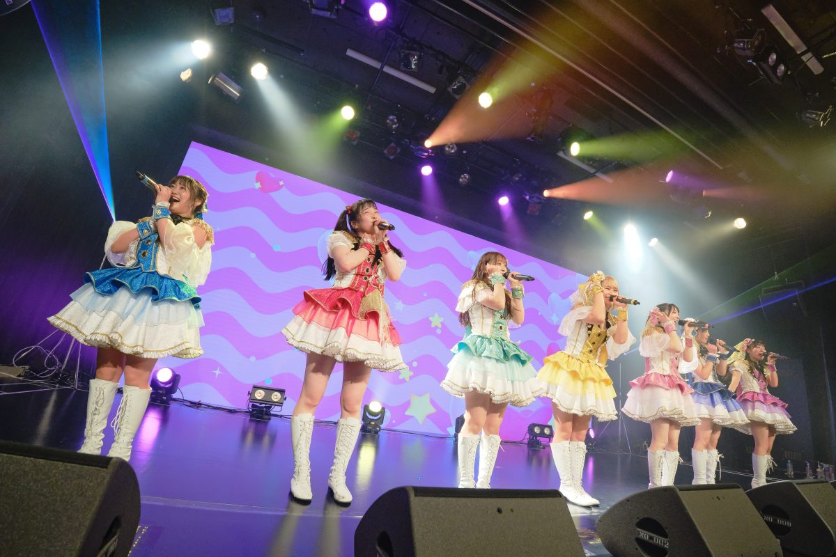 READY TO KISS。9執念(周年)公演を開催。傷なんて隠してしまえばいい。そのたびに、新しい魅力を見せてきたからこそ、今もたくさんの人たちの支持を得るグループとして歩み続けているのだから。