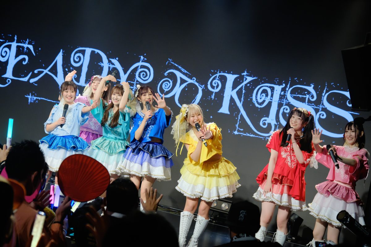 READY TO KISS。9執念(周年)公演を開催。傷なんて隠してしまえばいい。そのたびに、新しい魅力を見せてきたからこそ、今もたくさんの人たちの支持を得るグループとして歩み続けているのだから。