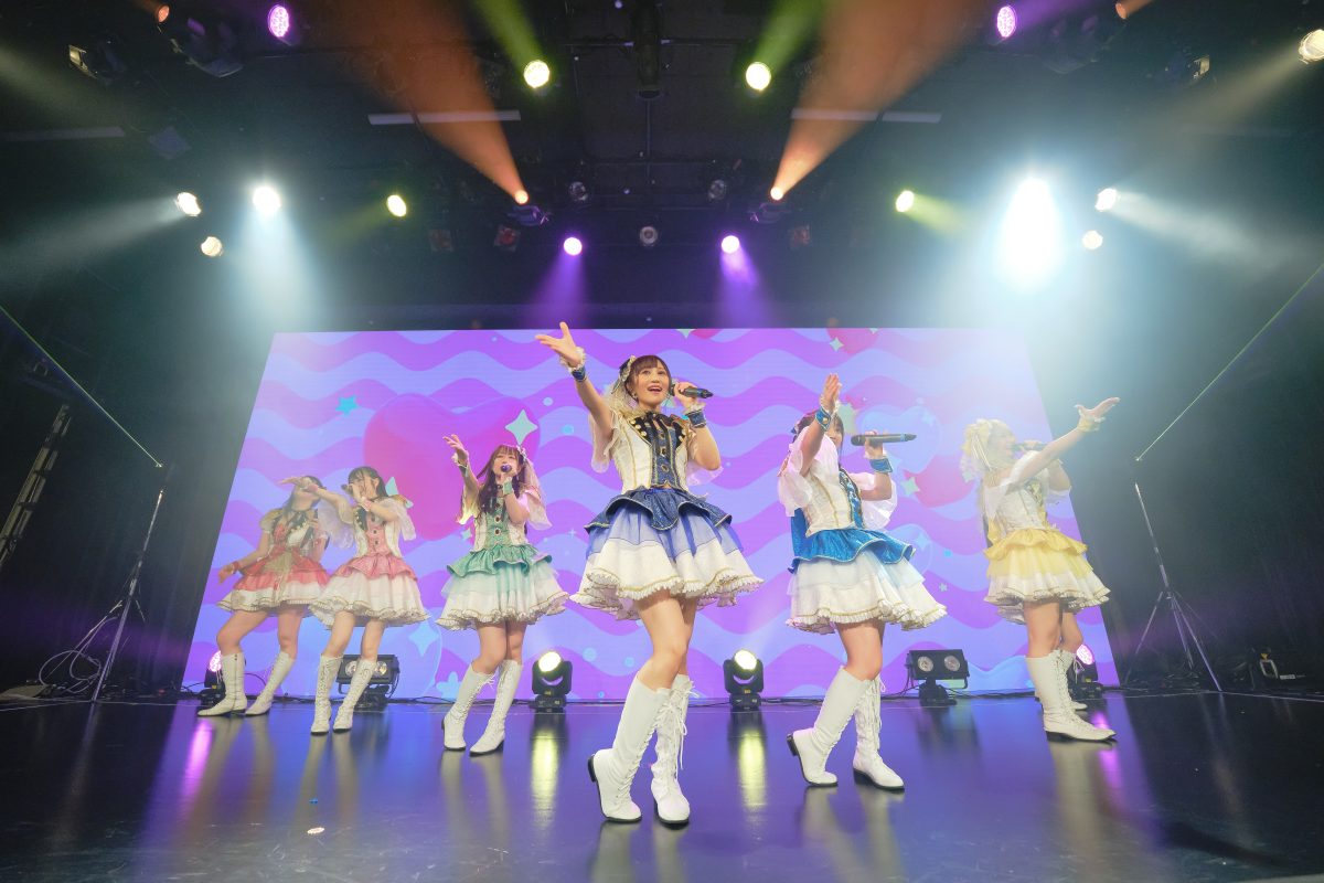 READY TO KISS。9執念(周年)公演を開催。傷なんて隠してしまえばいい。そのたびに、新しい魅力を見せてきたからこそ、今もたくさんの人たちの支持を得るグループとして歩み続けているのだから。