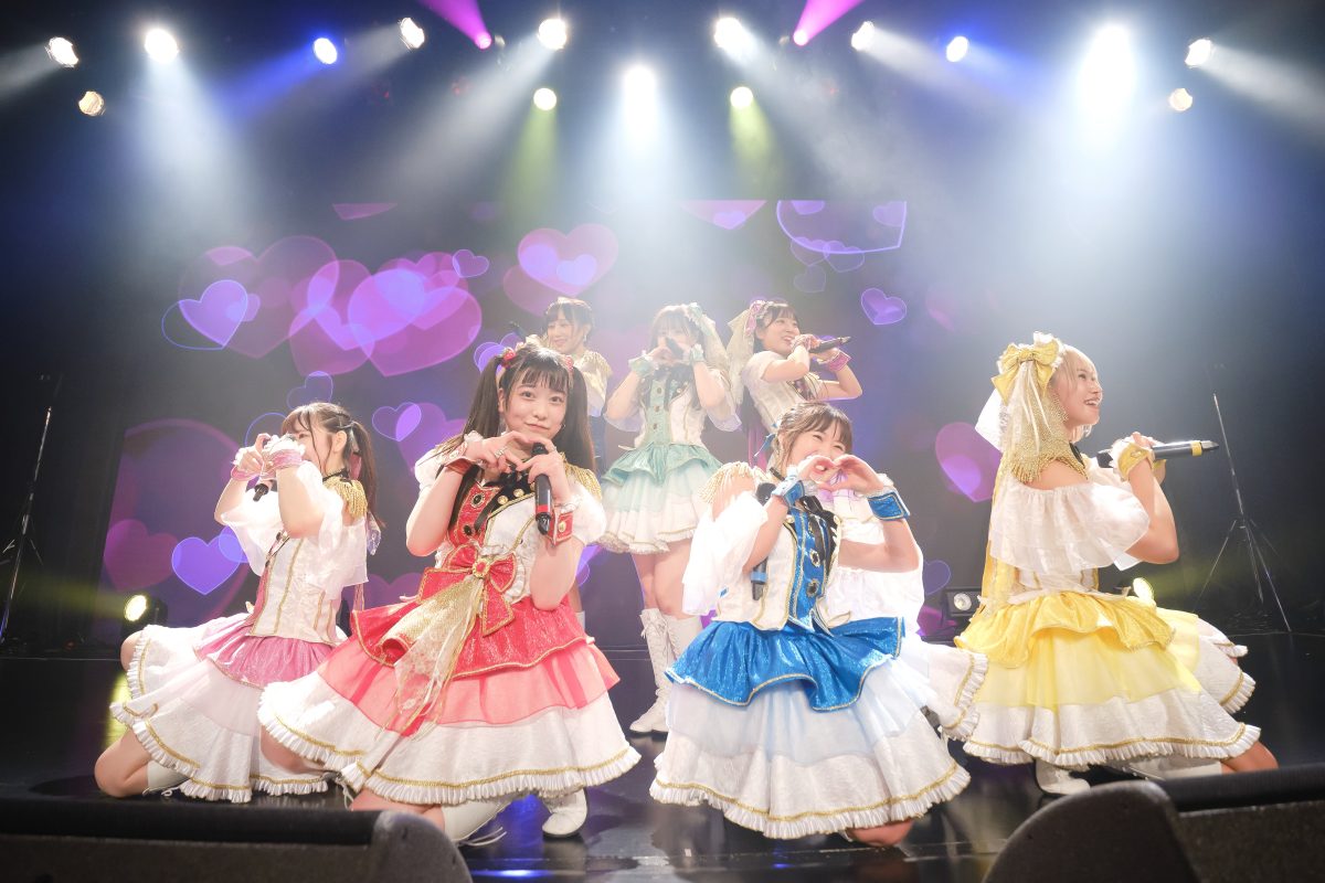 READY TO KISS。9執念(周年)公演を開催。傷なんて隠してしまえばいい。そのたびに、新しい魅力を見せてきたからこそ、今もたくさんの人たちの支持を得るグループとして歩み続けているのだから。