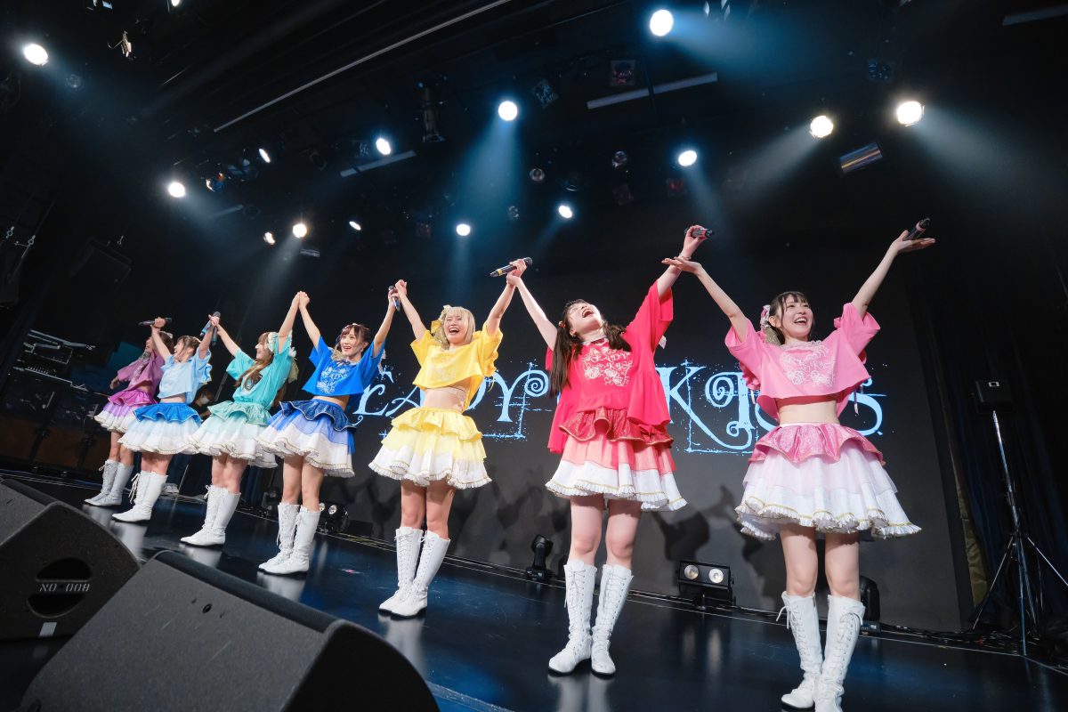 READY TO KISS。9執念(周年)公演を開催。傷なんて隠してしまえばいい。そのたびに、新しい魅力を見せてきたからこそ、今もたくさんの人たちの支持を得るグループとして歩み続けているのだから。