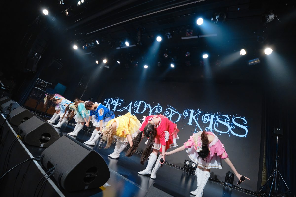 READY TO KISS。9執念(周年)公演を開催。傷なんて隠してしまえばいい。そのたびに、新しい魅力を見せてきたからこそ、今もたくさんの人たちの支持を得るグループとして歩み続けているのだから。