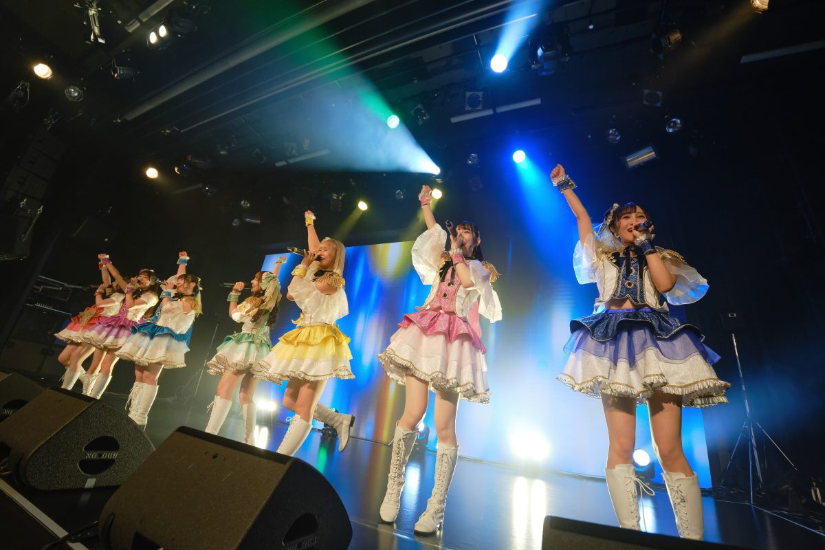 READY TO KISS。9執念(周年)公演を開催。傷なんて隠してしまえばいい。そのたびに、新しい魅力を見せてきたからこそ、今もたくさんの人たちの支持を得るグループとして歩み続けているのだから。