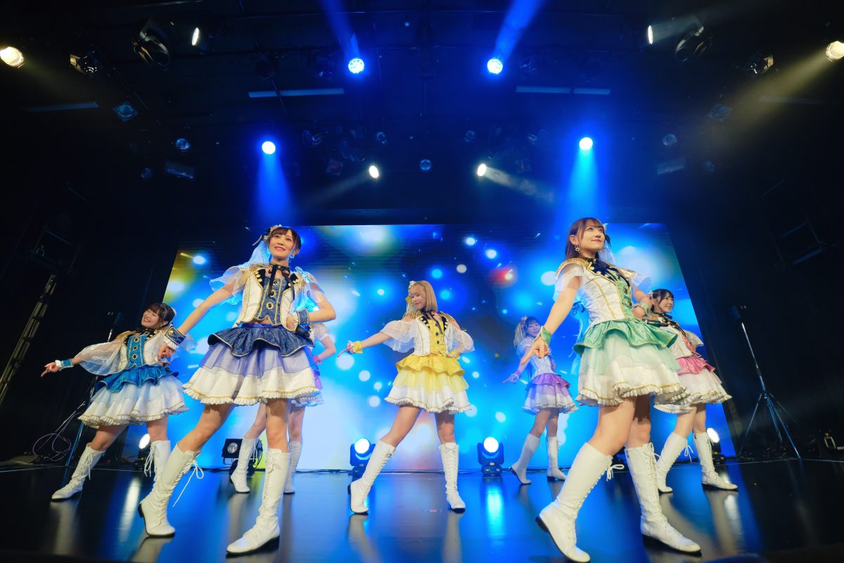 READY TO KISS。9執念(周年)公演を開催。傷なんて隠してしまえばいい。そのたびに、新しい魅力を見せてきたからこそ、今もたくさんの人たちの支持を得るグループとして歩み続けているのだから。