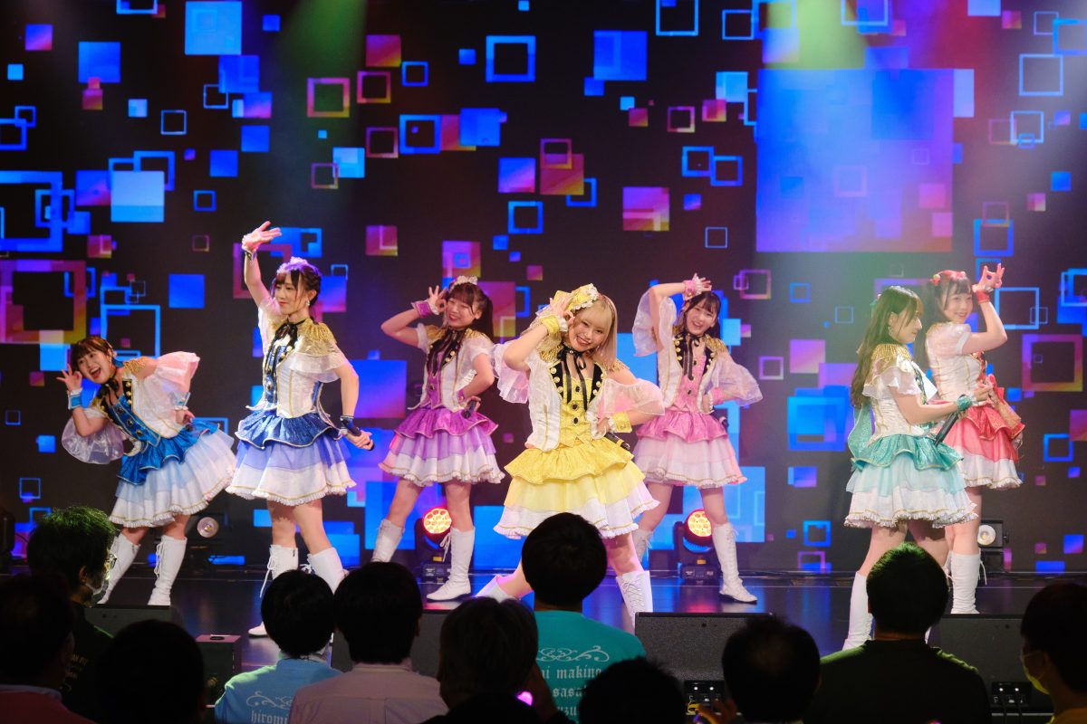 READY TO KISS。9執念(周年)公演を開催。傷なんて隠してしまえばいい。そのたびに、新しい魅力を見せてきたからこそ、今もたくさんの人たちの支持を得るグループとして歩み続けているのだから。