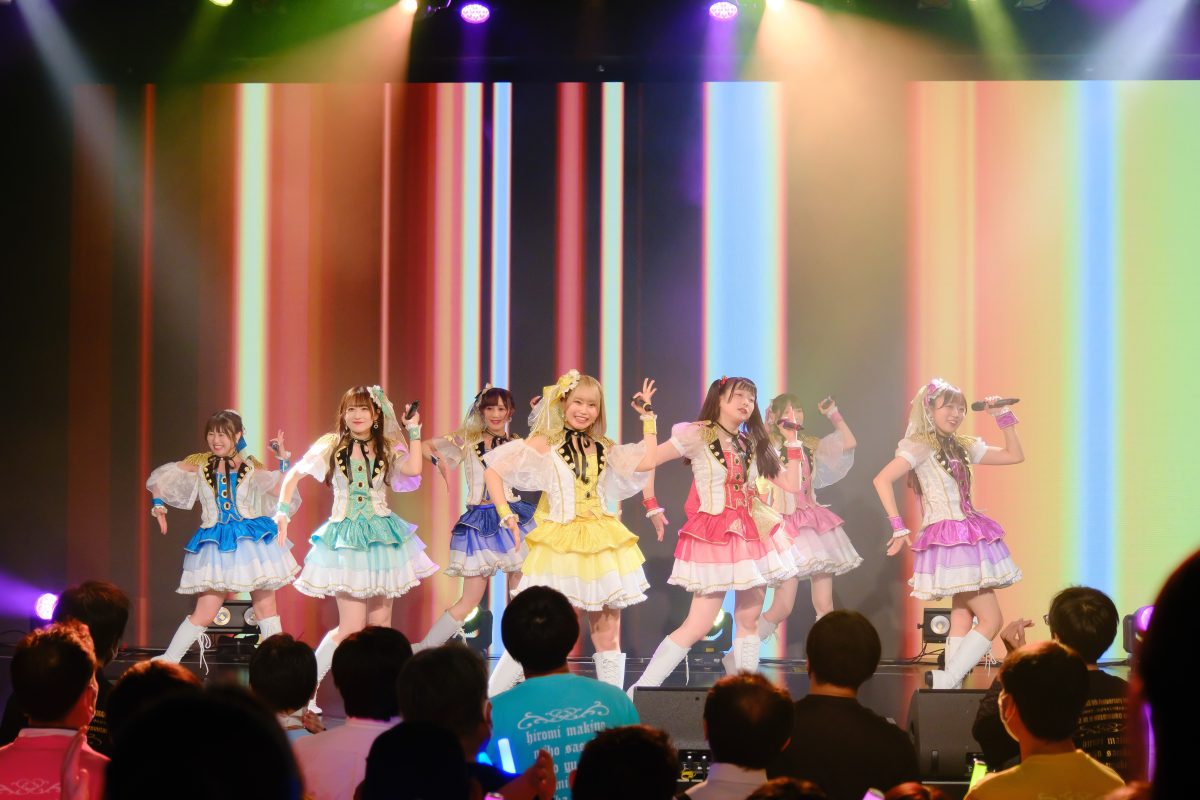 READY TO KISS。9執念(周年)公演を開催。傷なんて隠してしまえばいい。そのたびに、新しい魅力を見せてきたからこそ、今もたくさんの人たちの支持を得るグループとして歩み続けているのだから。