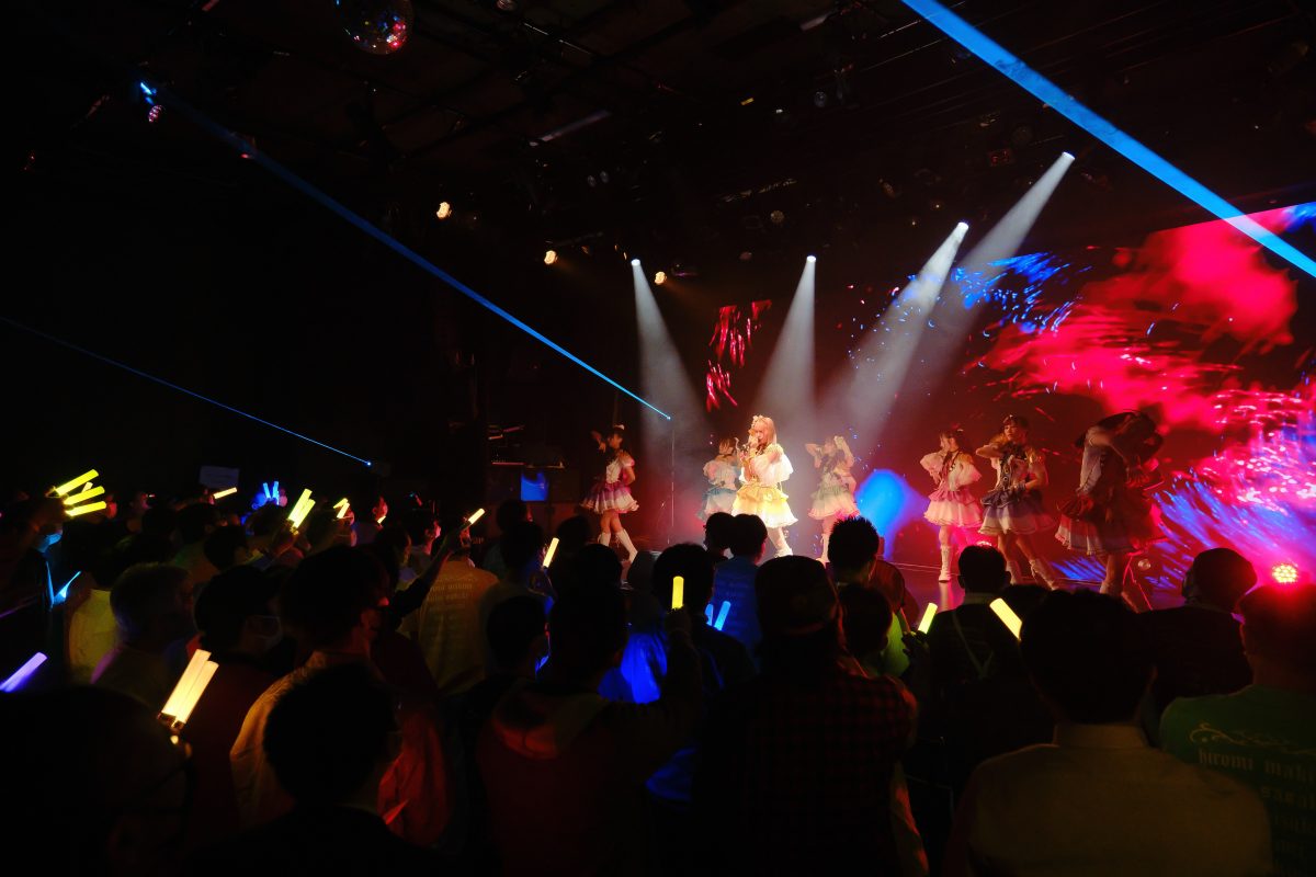 READY TO KISS。9執念(周年)公演を開催。傷なんて隠してしまえばいい。そのたびに、新しい魅力を見せてきたからこそ、今もたくさんの人たちの支持を得るグループとして歩み続けているのだから。