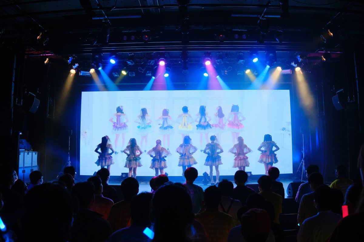 READY TO KISS。9執念(周年)公演を開催。傷なんて隠してしまえばいい。そのたびに、新しい魅力を見せてきたからこそ、今もたくさんの人たちの支持を得るグループとして歩み続けているのだから。