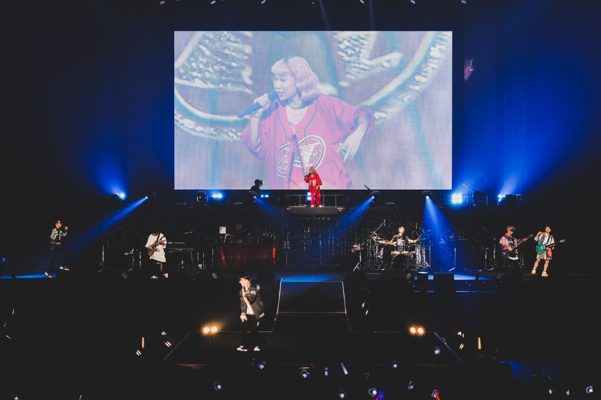 青山テルマ、笑顔でポジティブなメッセージを届けた初の日本武道館公演！