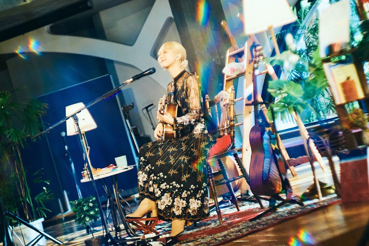 竹内アンナ、原点の“弾き語り”ツアーファイナル公演レポート！来年２月にはNEW E.Pのリリースも決定！
