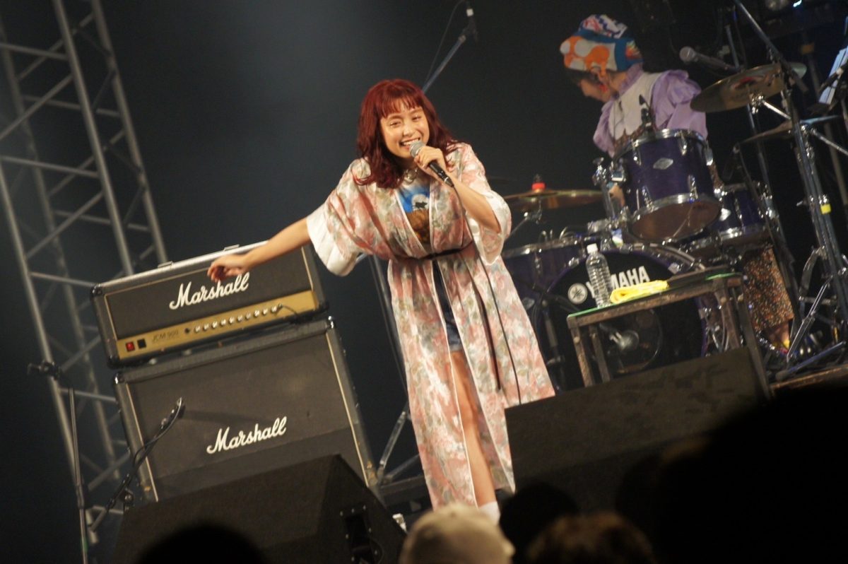 トミタ栞、遂に10回目となる誕生日ライブ「第10回トミタ栞Birthday LIVE ～お誕生日イェイ！ボーン！チュドーン！～」を渋谷で開催！「イェイ！ボーン！チュドーン！」のタイトルに隠された思いとは？