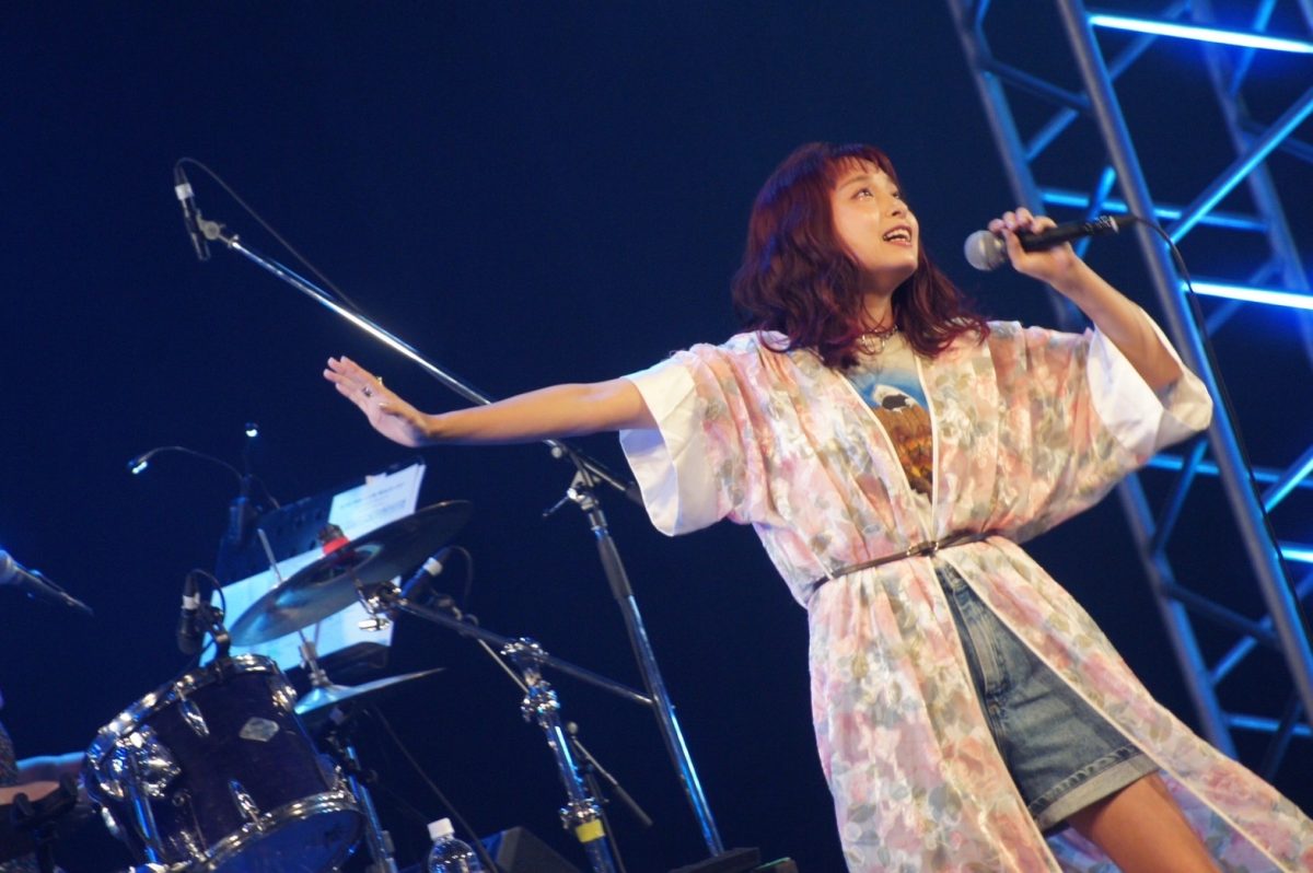 トミタ栞、遂に10回目となる誕生日ライブ「第10回トミタ栞Birthday LIVE ～お誕生日イェイ！ボーン！チュドーン！～」を渋谷で開催！「イェイ！ボーン！チュドーン！」のタイトルに隠された思いとは？