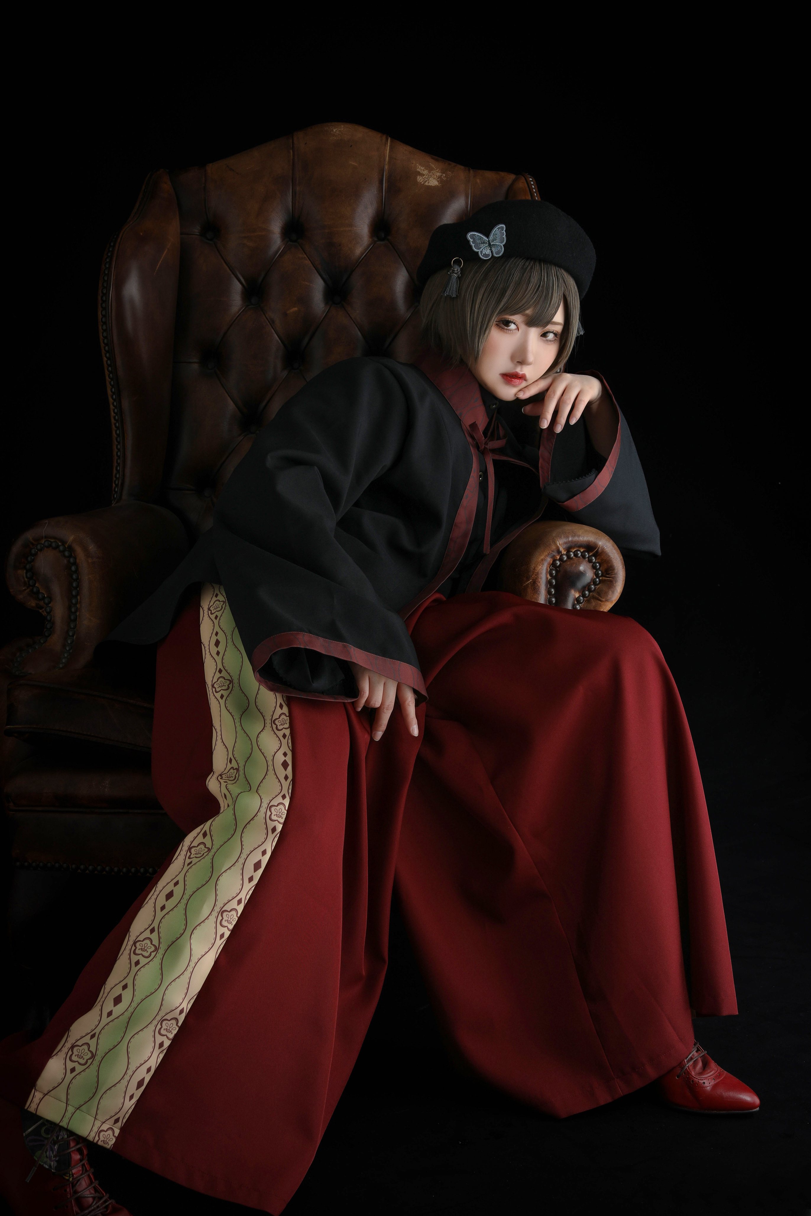 美女コスプレイヤー・すみれおじさん ブランド新作モデルで男装に挑戦！きつね耳のキュートな姿も健在！