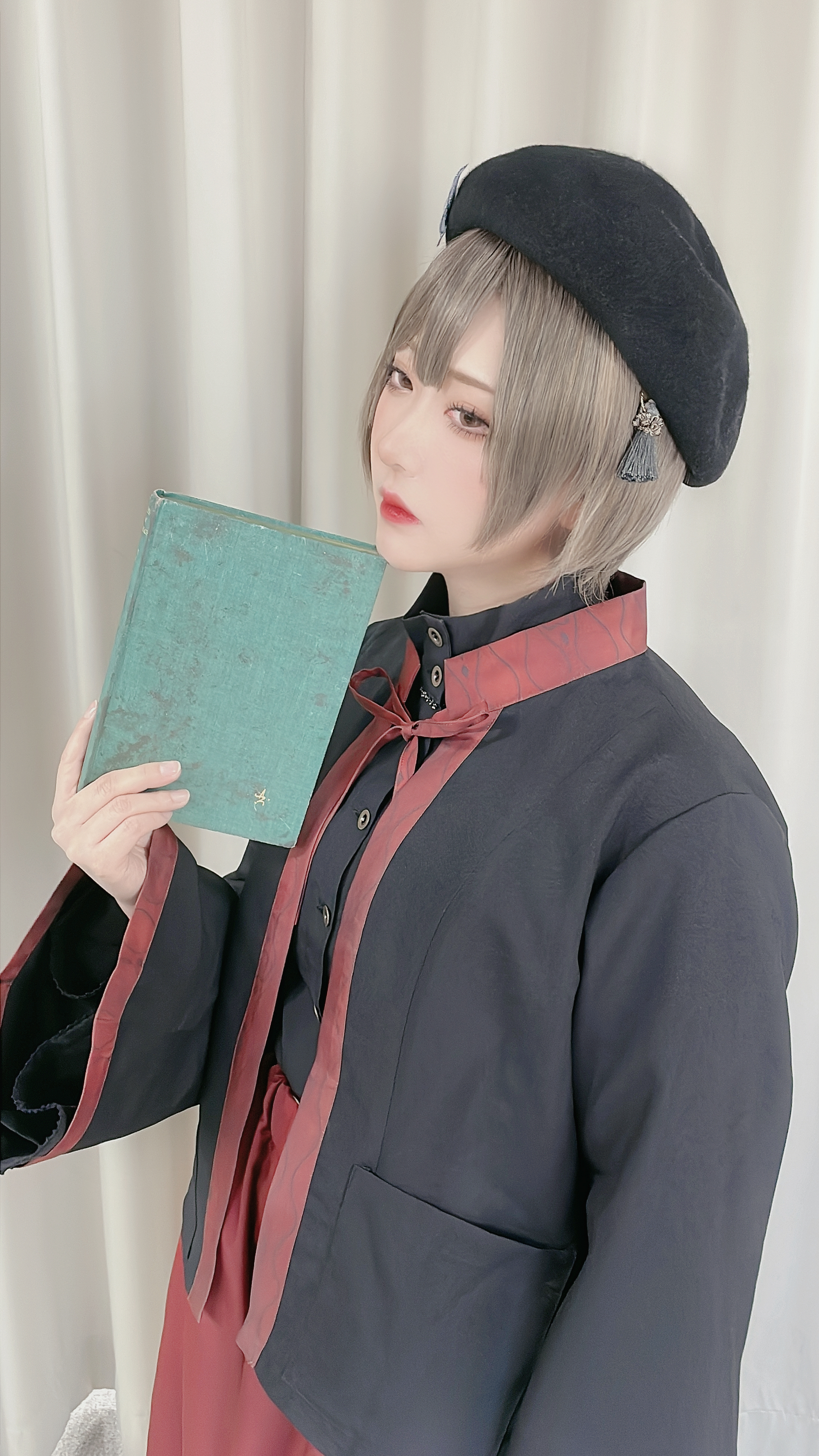 美女コスプレイヤー・すみれおじさん ブランド新作モデルで男装に挑戦！きつね耳のキュートな姿も健在！