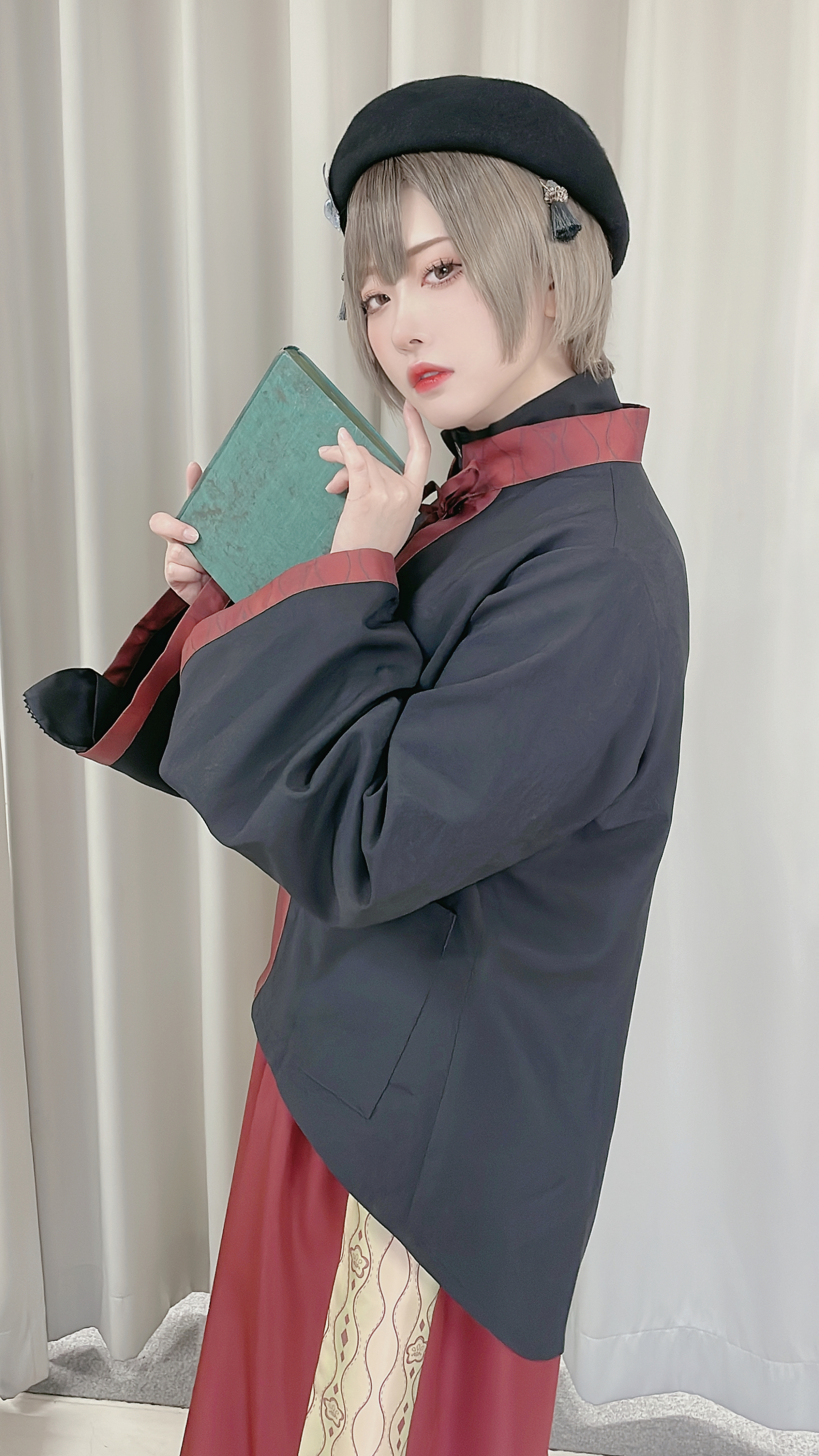 美女コスプレイヤー・すみれおじさん ブランド新作モデルで男装に挑戦！きつね耳のキュートな姿も健在！
