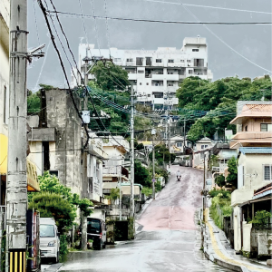 田中ヤコブ率いる四人組ロックバンド・家主、鮮烈なライブパフォーマンスを収めた全21曲入りのライブアルバム『INTO THE DOOM』12/7リリース決定！本日よりライヴでは既にお馴染みながら初音源化となる収録曲『陽気者』を先行配信開始！