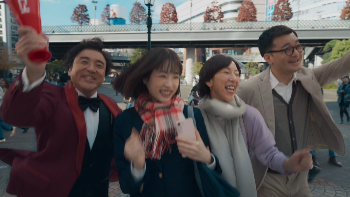 ムロツヨシと女子高生役の髙橋ひかるがCM初共演！ モーニング娘。の「ハッピーサマーウエディング」の替え歌で“青春”を歌う！