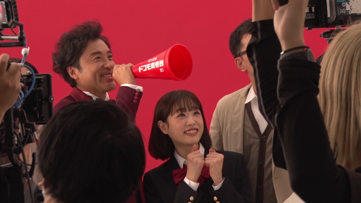 ムロツヨシと女子高生役の髙橋ひかるがCM初共演！ モーニング娘。の「ハッピーサマーウエディング」の替え歌で“青春”を歌う！