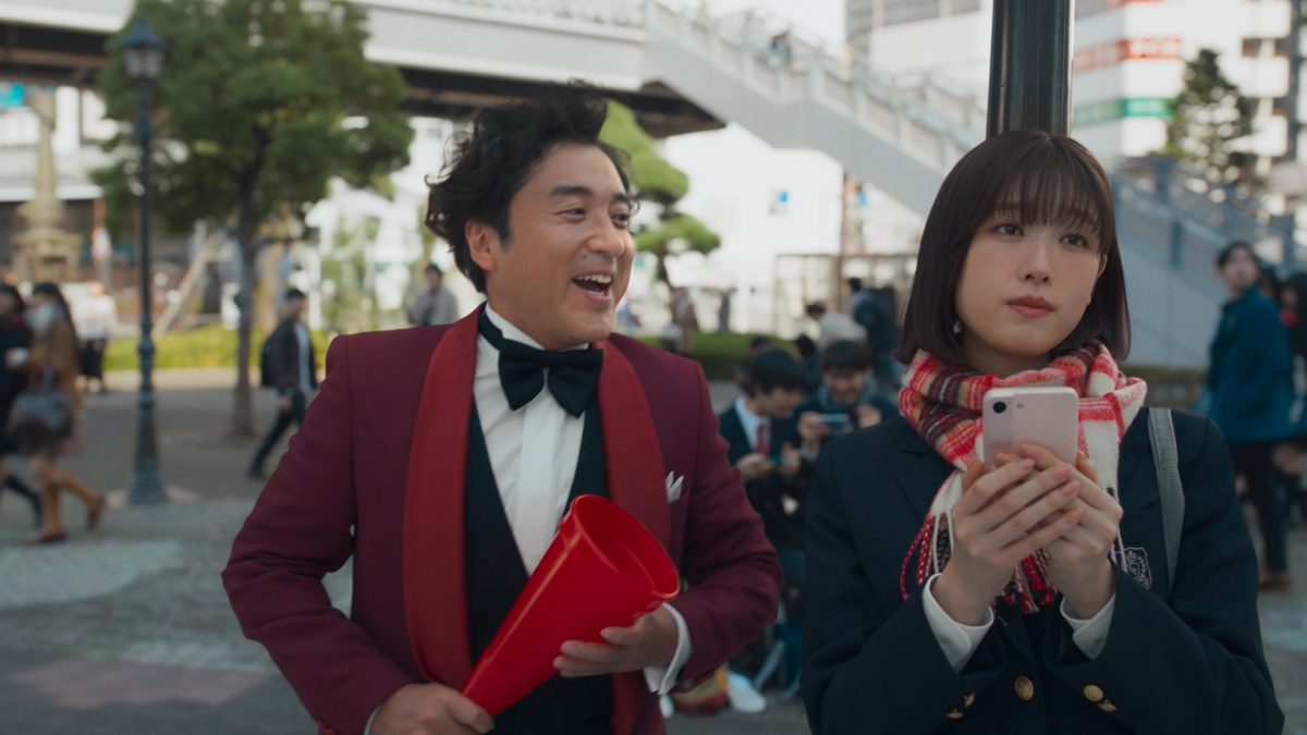 ムロツヨシと女子高生役の髙橋ひかるがCM初共演！ モーニング娘。の「ハッピーサマーウエディング」の替え歌で“青春”を歌う！
