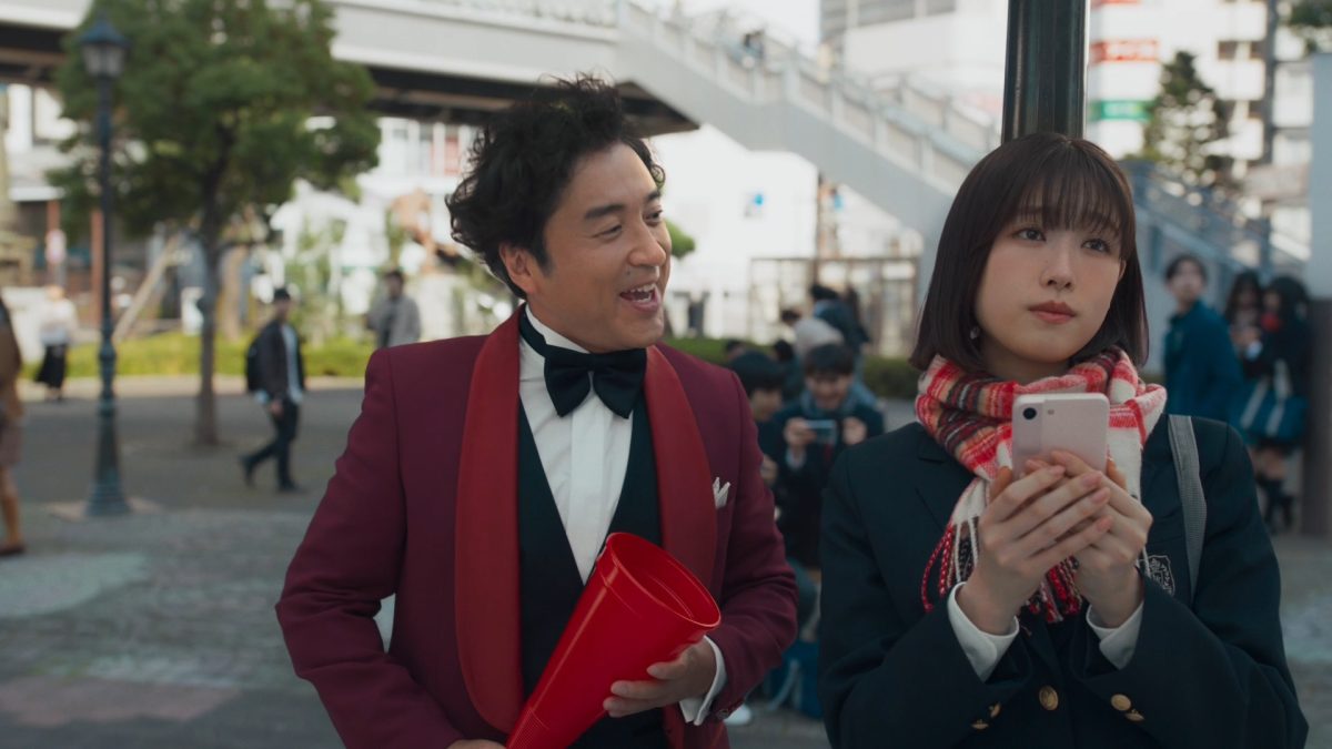 ムロツヨシと女子高生役の髙橋ひかるがCM初共演！ モーニング娘。の「ハッピーサマーウエディング」の替え歌で“青春”を歌う！