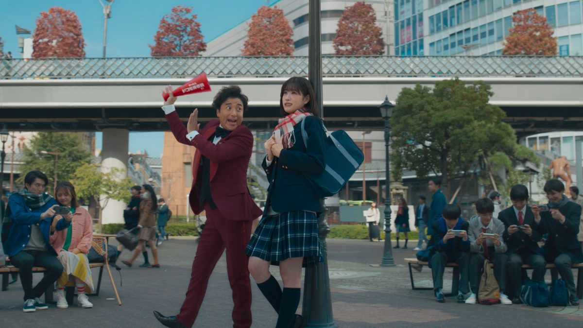 ムロツヨシと女子高生役の髙橋ひかるがCM初共演！ モーニング娘。の「ハッピーサマーウエディング」の替え歌で“青春”を歌う！