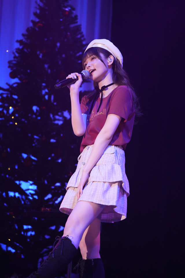 諏訪ななか 来春、ミニアルバムのリリースも決定！ 激しく盛り上がる曲だけでなく、ピアノの生演奏とともにしっとりと歌うコーナーもたっぷり。彼女の新たな一面も見られた3rdライブ＜昼の部＞の模様をレポート。